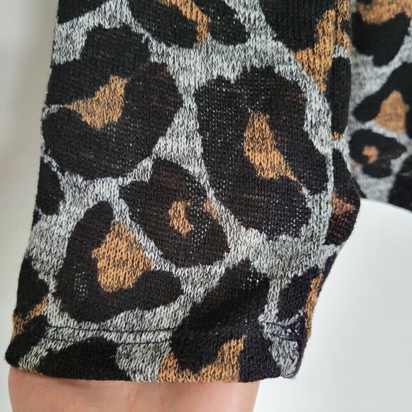 NEW Cherish Leopard Cheetah Print Twist Deep V Back Long Sleeve Top Size Large - Picture 6 of 11